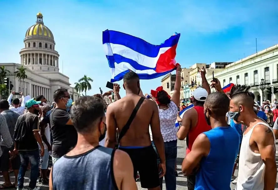 ‘Estão nos matando’: cubano sem remédio para hipertensão
